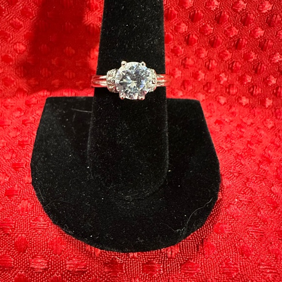Jewelry - Costume Jewelry Ring. Size 9.